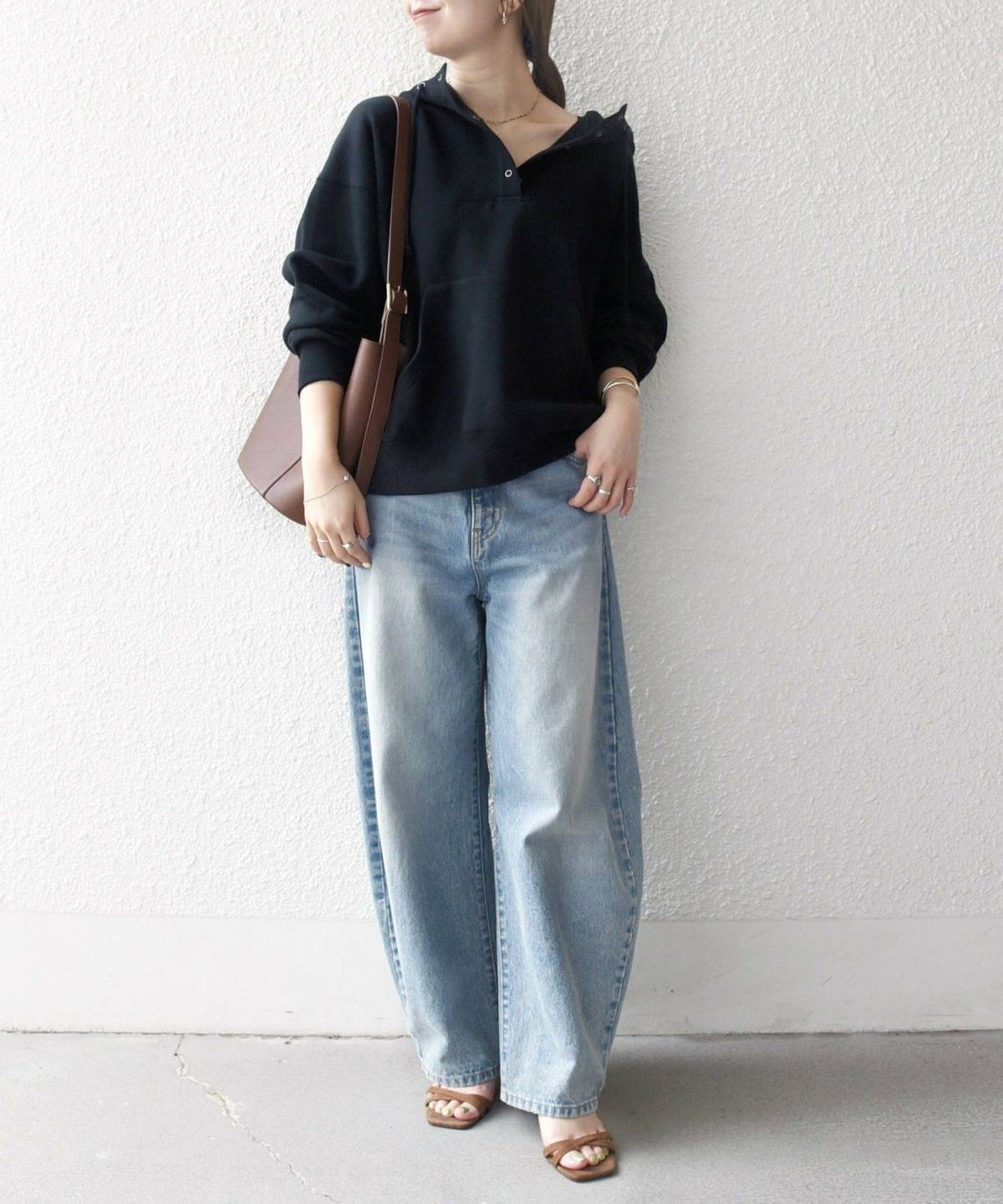 40代のパーカーコーデ ワイドデニム サンダル