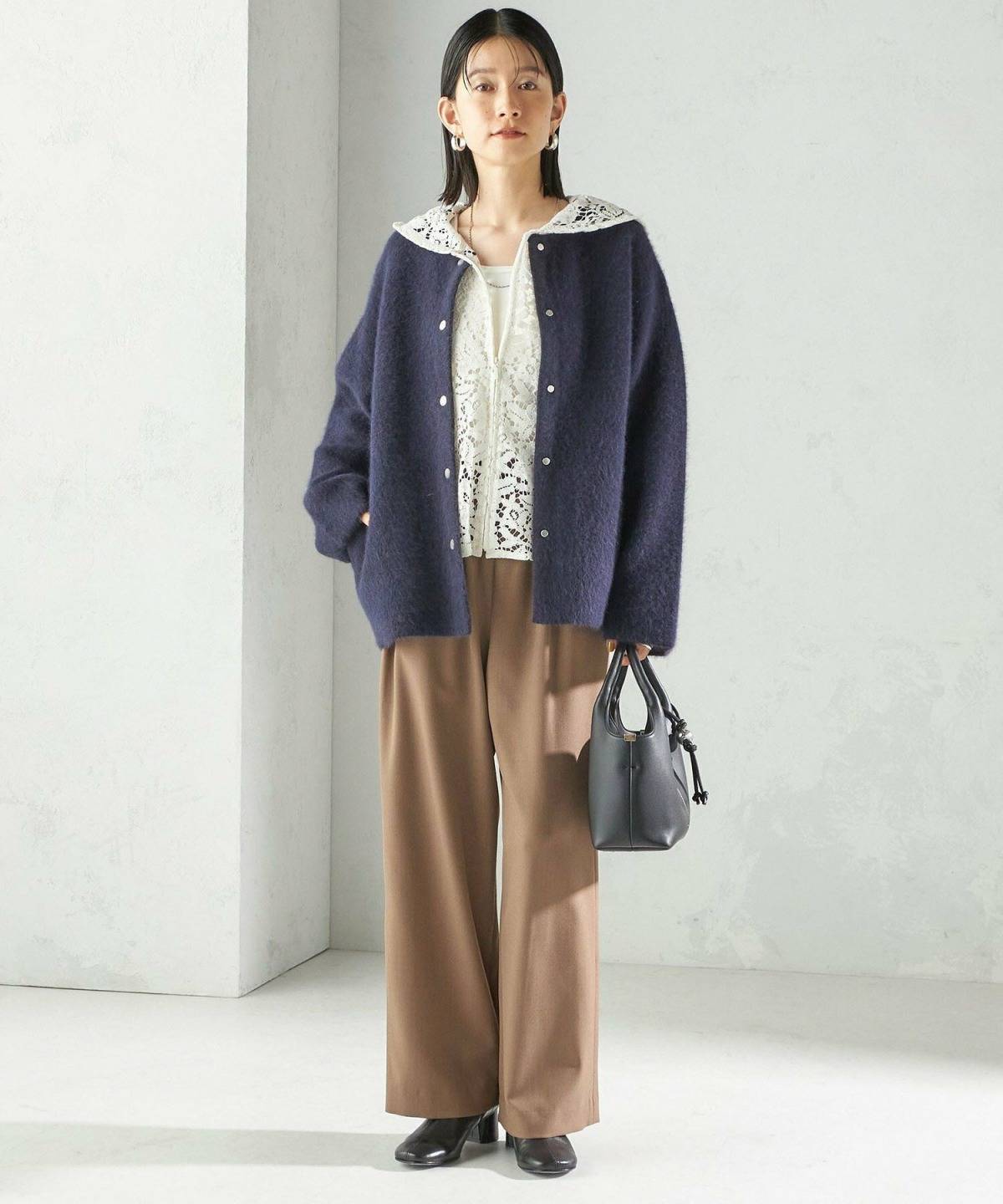 40代のパーカーコーデ レースパーカー きれいめパンツ