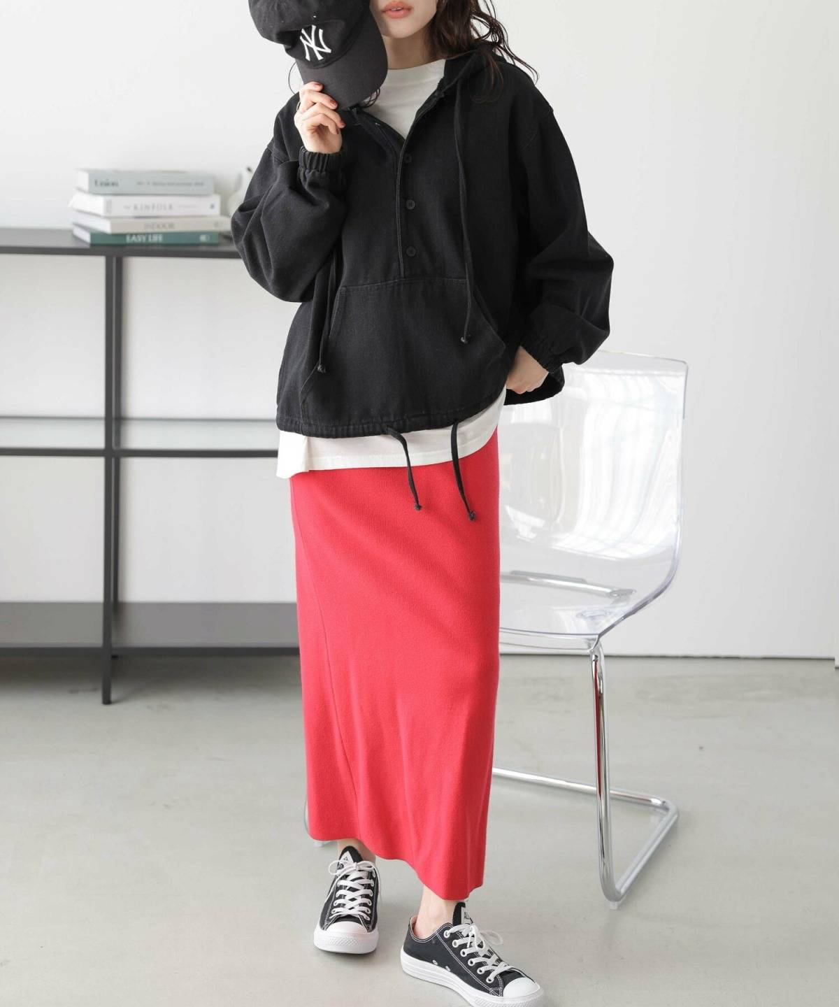 40代のパーカーコーデ カラースカート