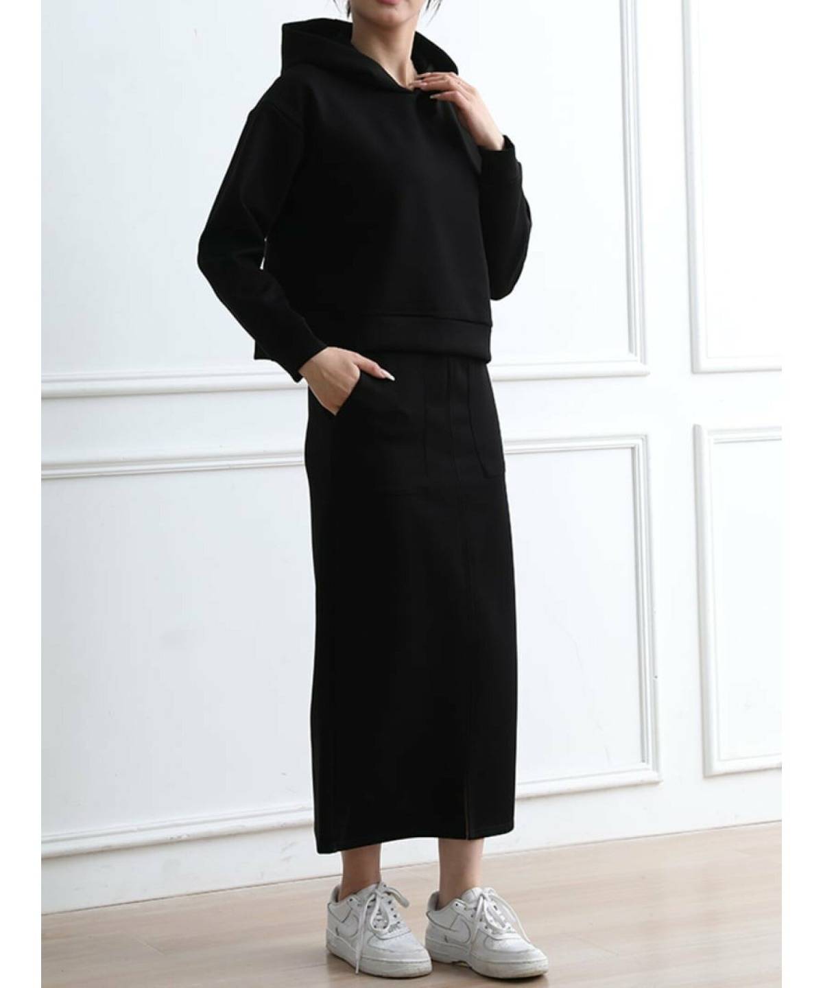 40代のパーカーコーデ オールブラック スニーカー