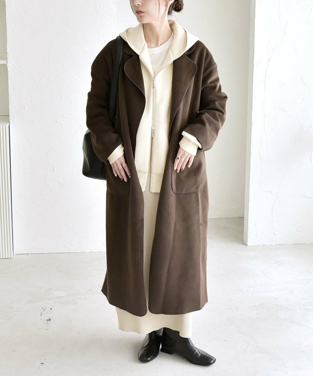 40代のパーカーコーデ ワントーンコーデ ロングコート