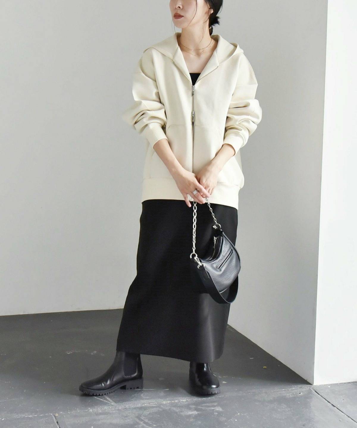 40代のパーカーコーデ モノトーン ワンピース