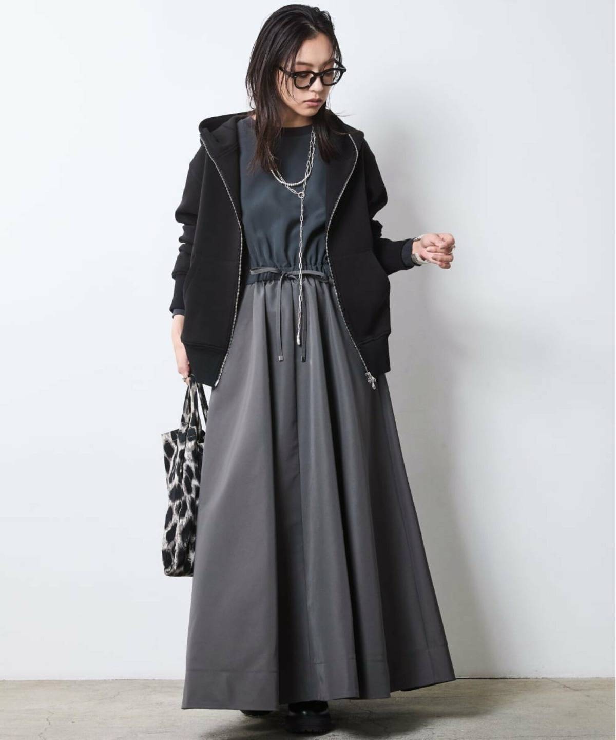 40代のパーカーコーデ ドッキングワンピース