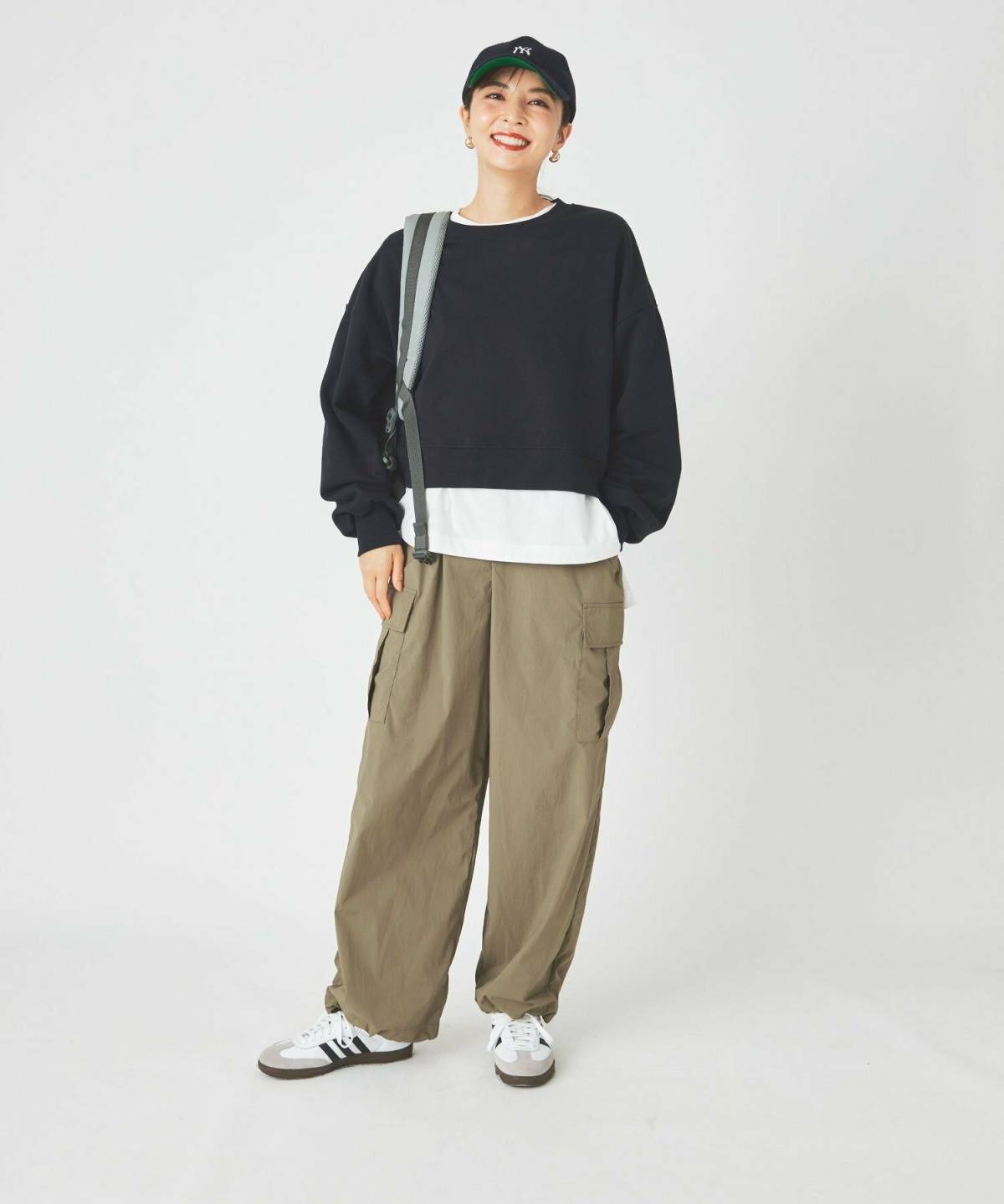 30代 きれいめ カーゴパンツ コーデ  スウェット