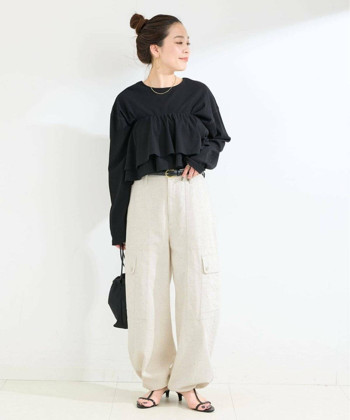 30代 きれいめ カーゴパンツ コーデ  フリルトップス