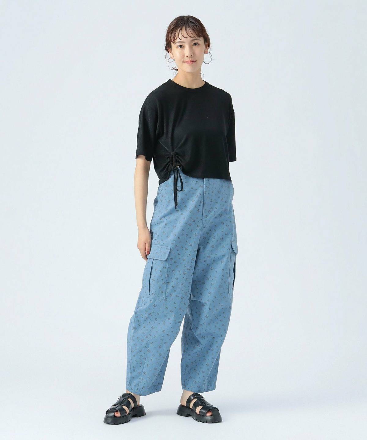 30代 きれいめ カーゴパンツ コーデ 花柄カーゴパンツ サンダル