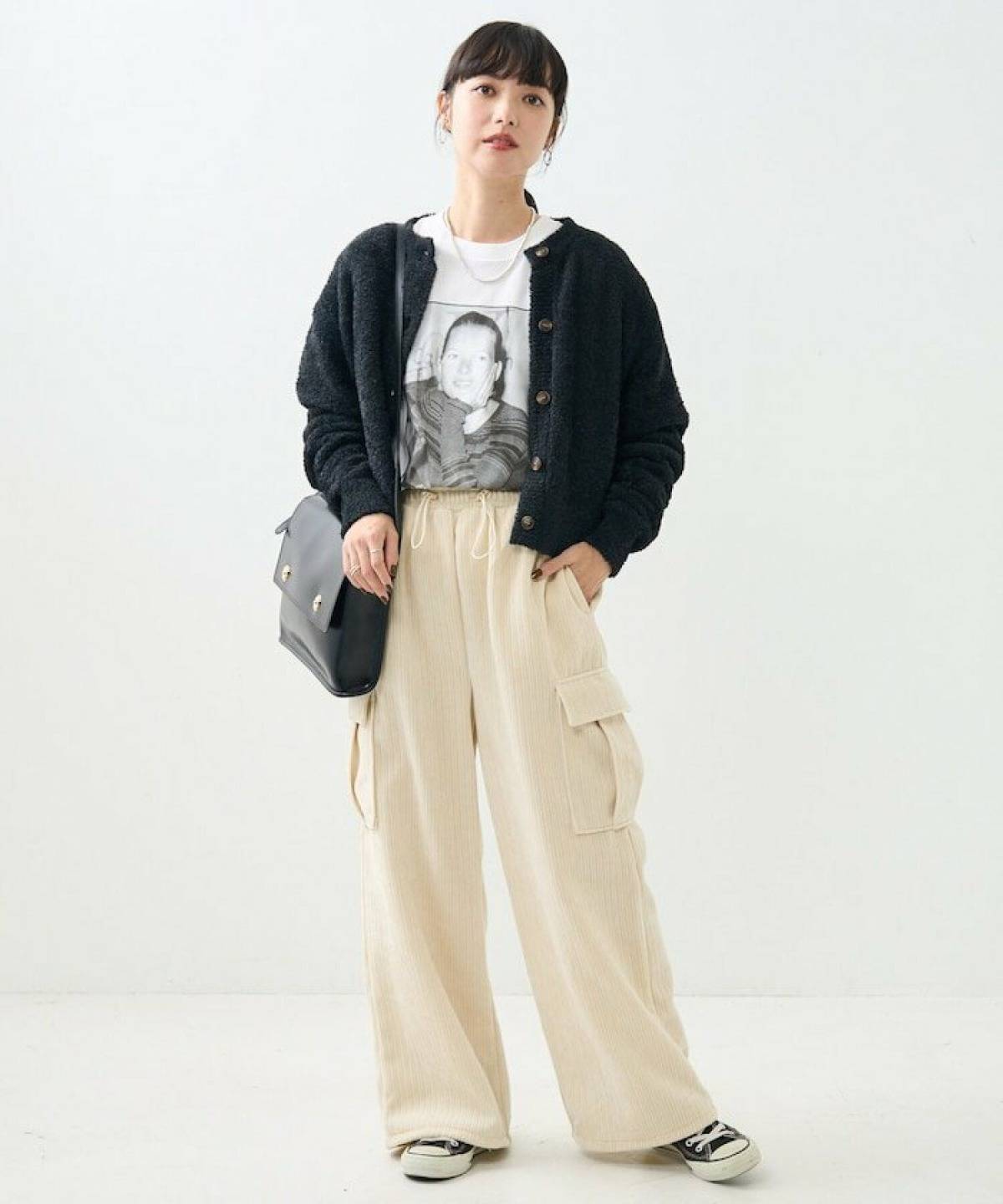 30代 きれいめ カーゴパンツ コーデ  プリントTシャツ