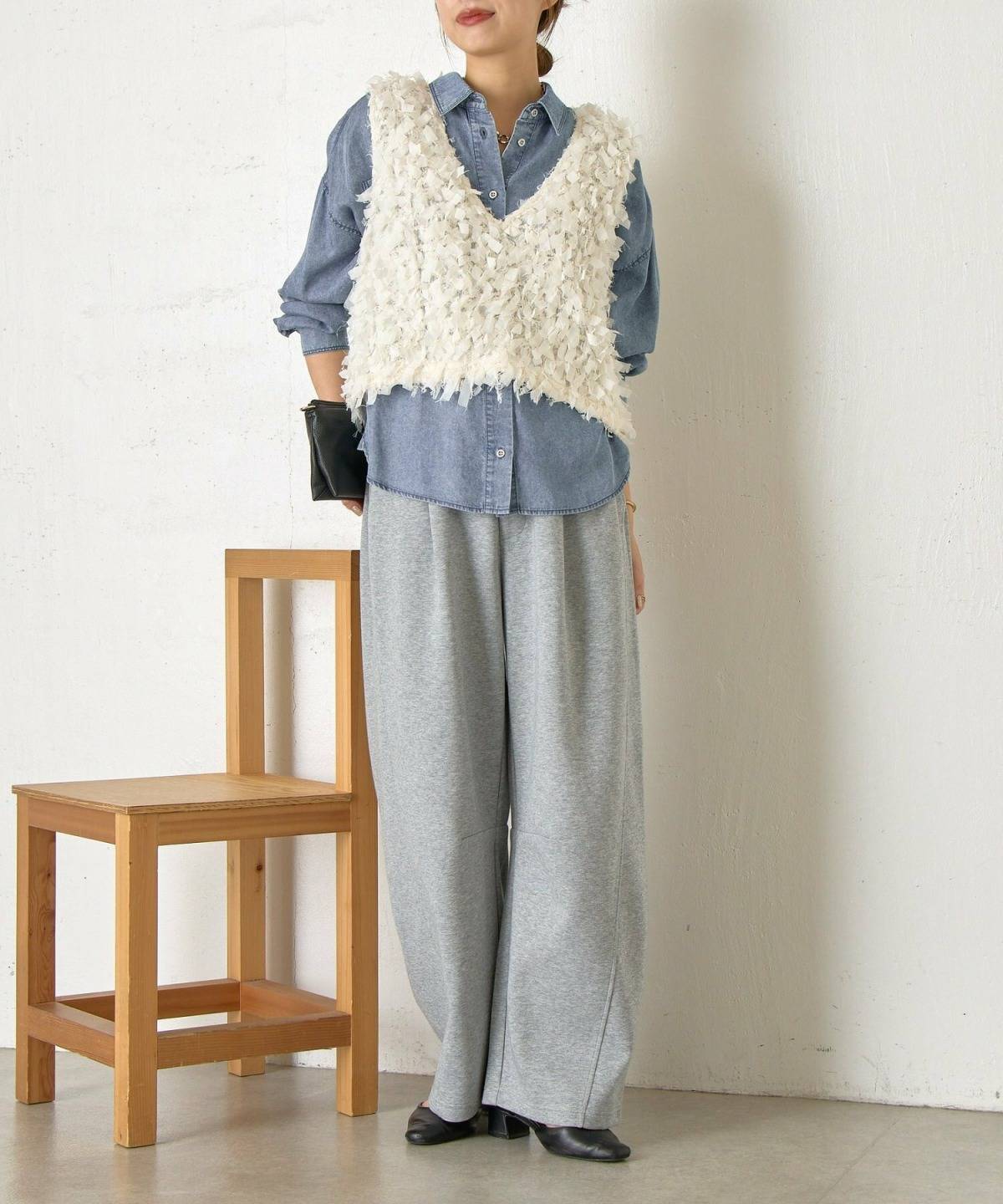 デニムシャツ レディースコーデ ベスト スウェットパンツ