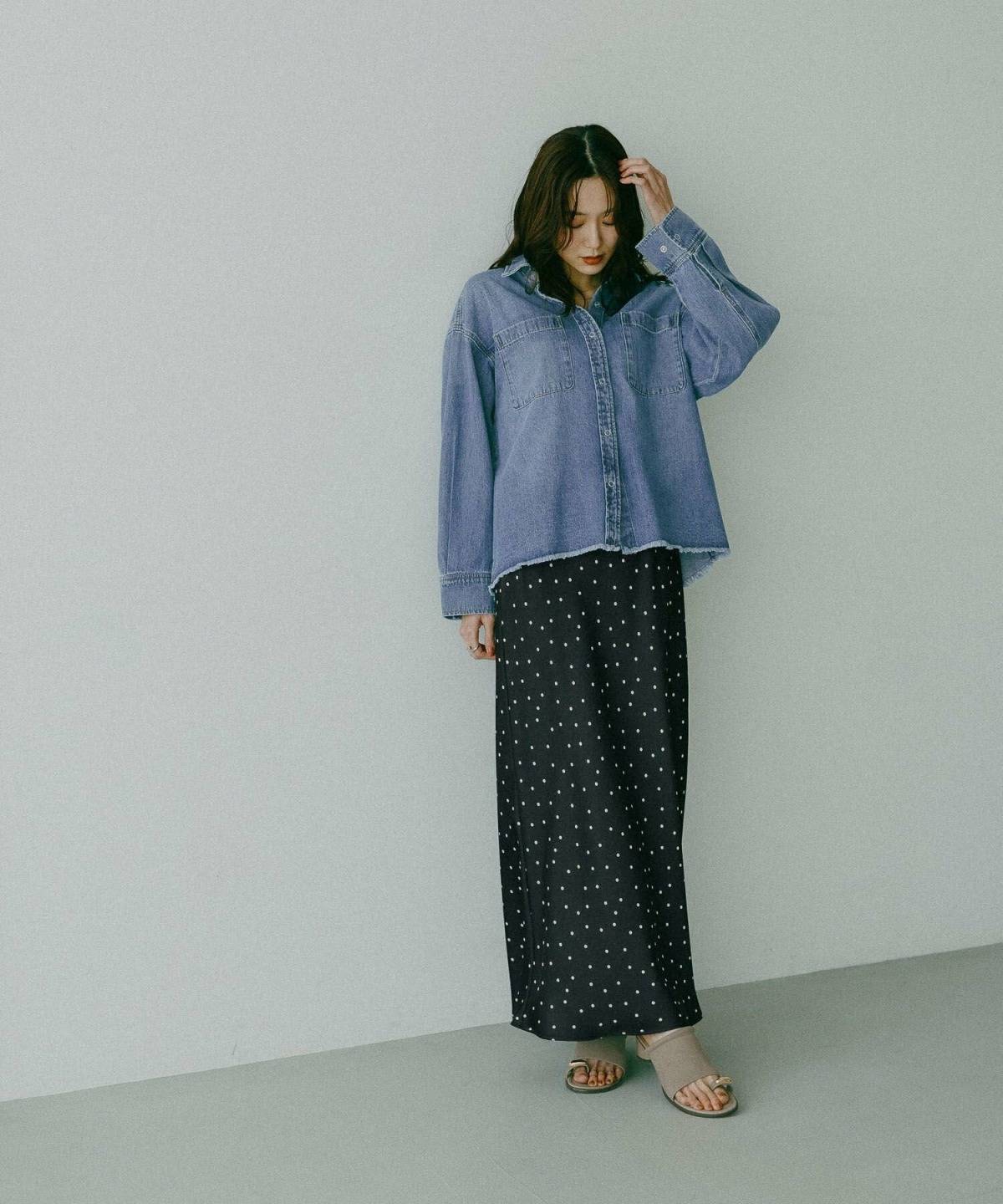 デニムシャツ レディースコーデ ドット柄スカート