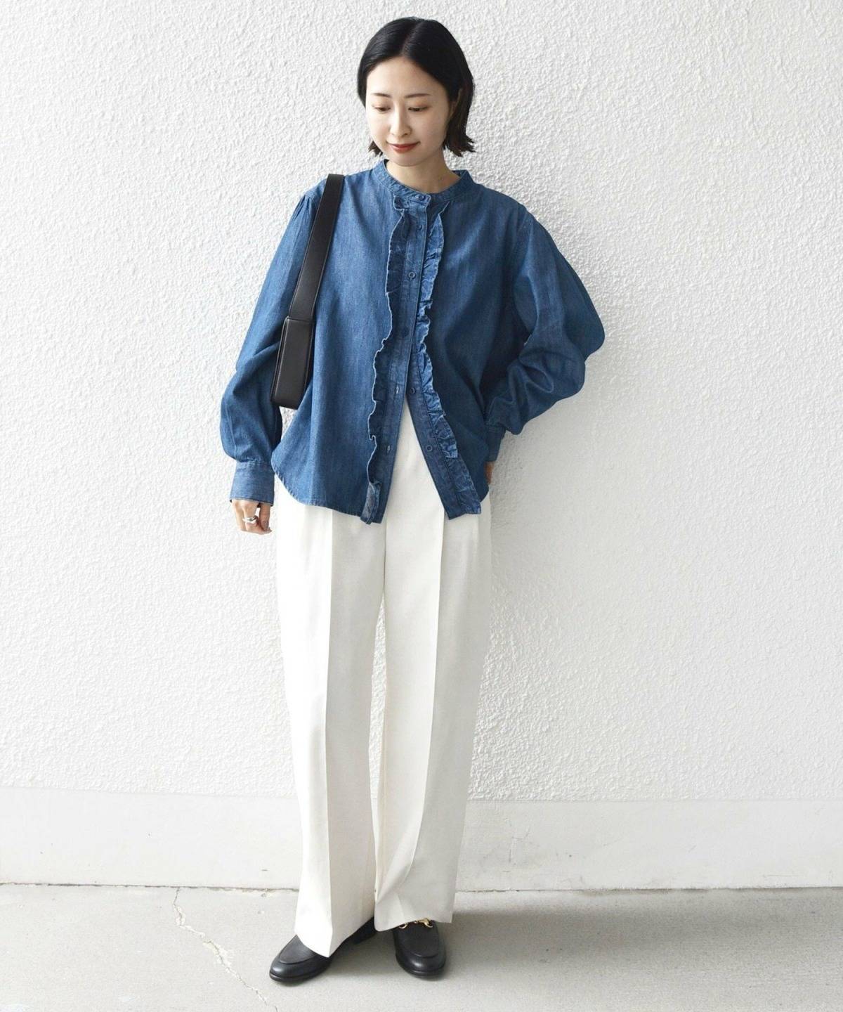デニムシャツ レディースコーデ フリル付き 白パンツ