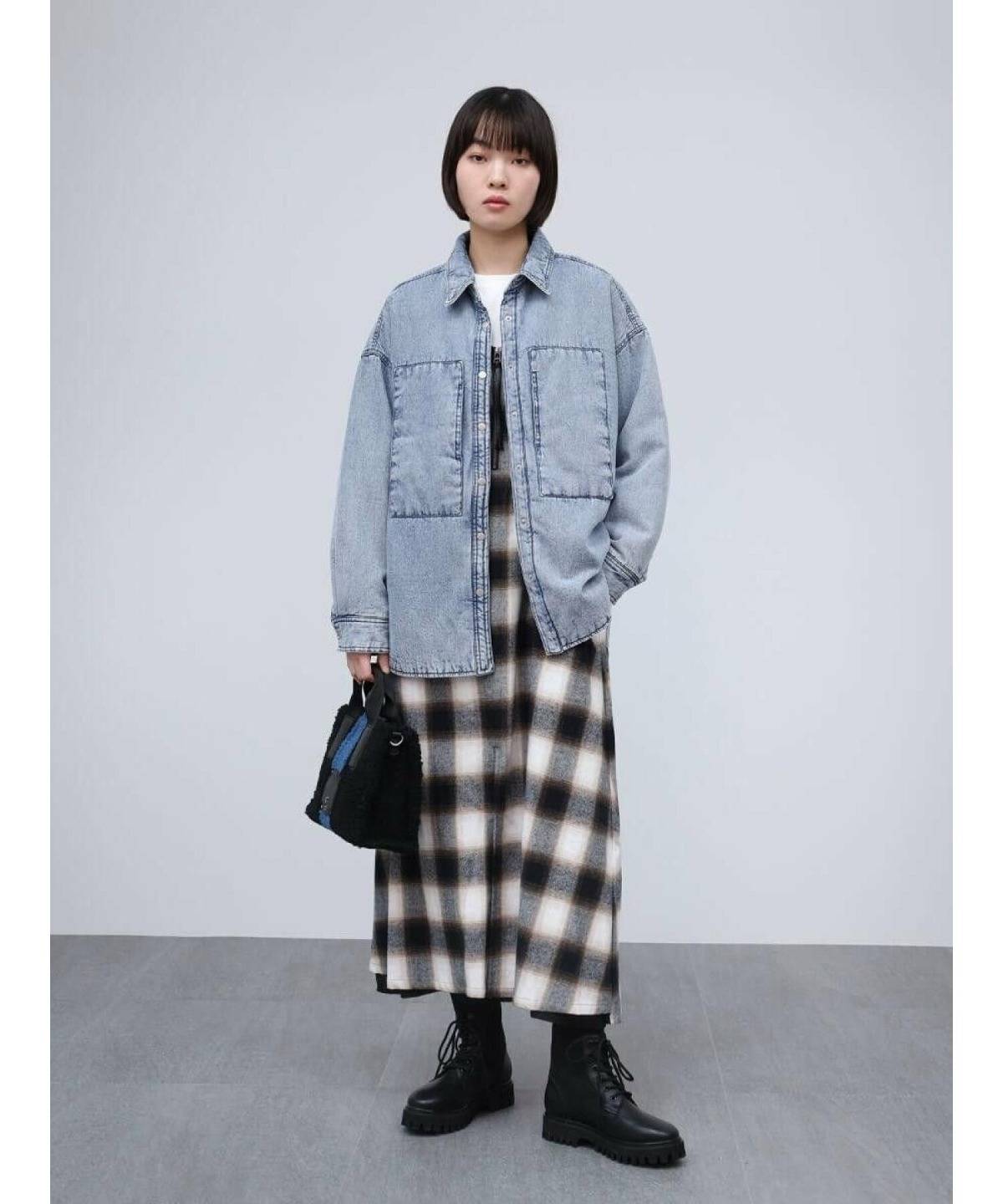 デニムシャツ レディースコーデ チェック柄ワンピース