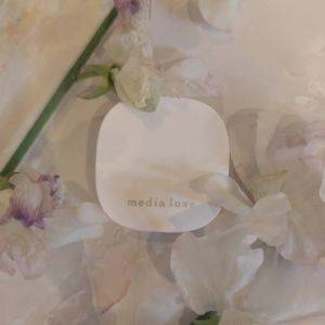 指先のスワイプだけでアイメイクが完成！ワントーンのグラデアイカラー