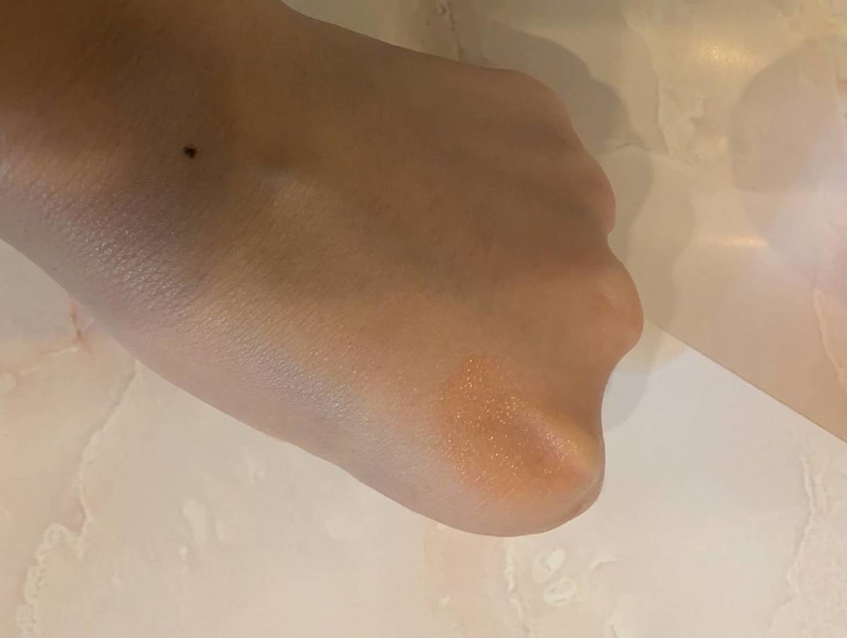 JUNGSAEMMOOL アーティスト クッション ブラッシュを手に塗ったところ