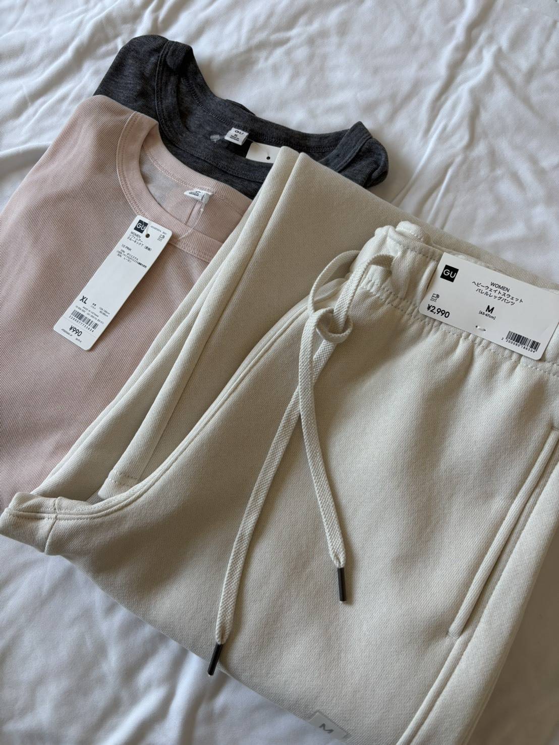 GUのソフトシアークルーネック、ヘビーウェイトスウェットバレルレッグパンツ