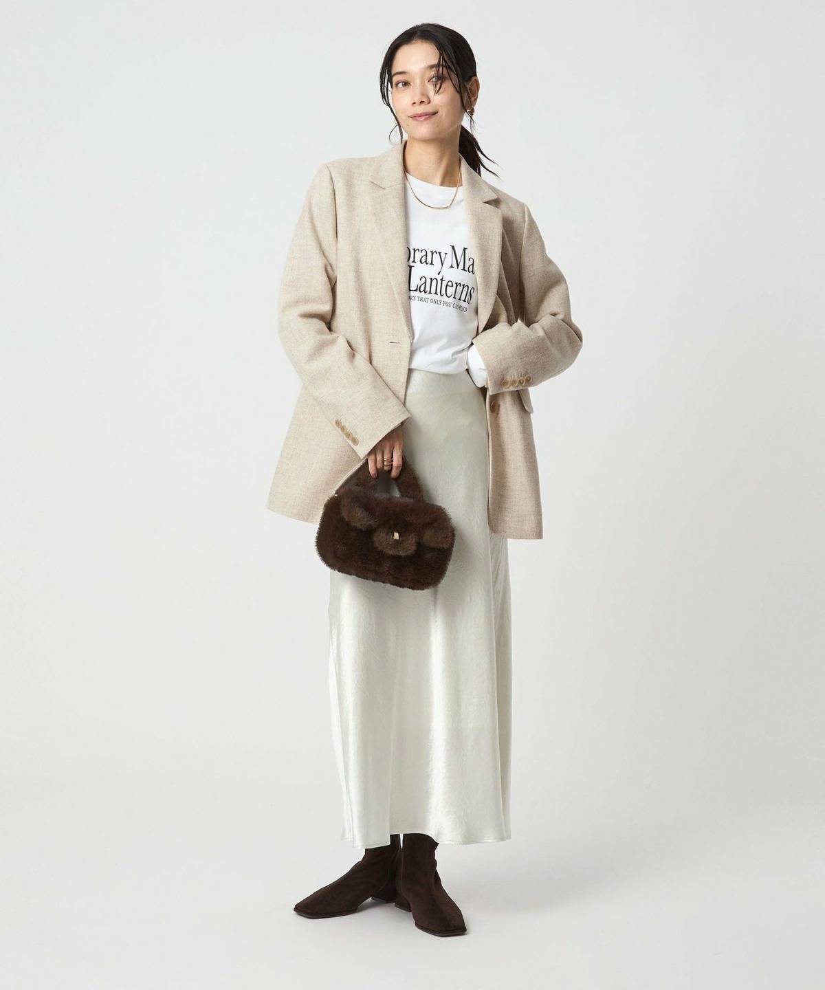 レディースのテーラードジャケットコーデ ロングスカート ロゴTシャツ