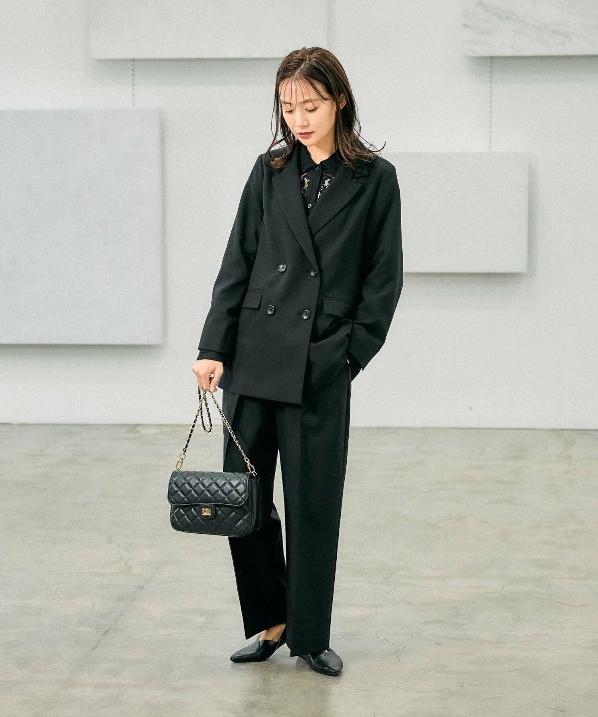 レディースのテーラードジャケットコーデ オールブラック