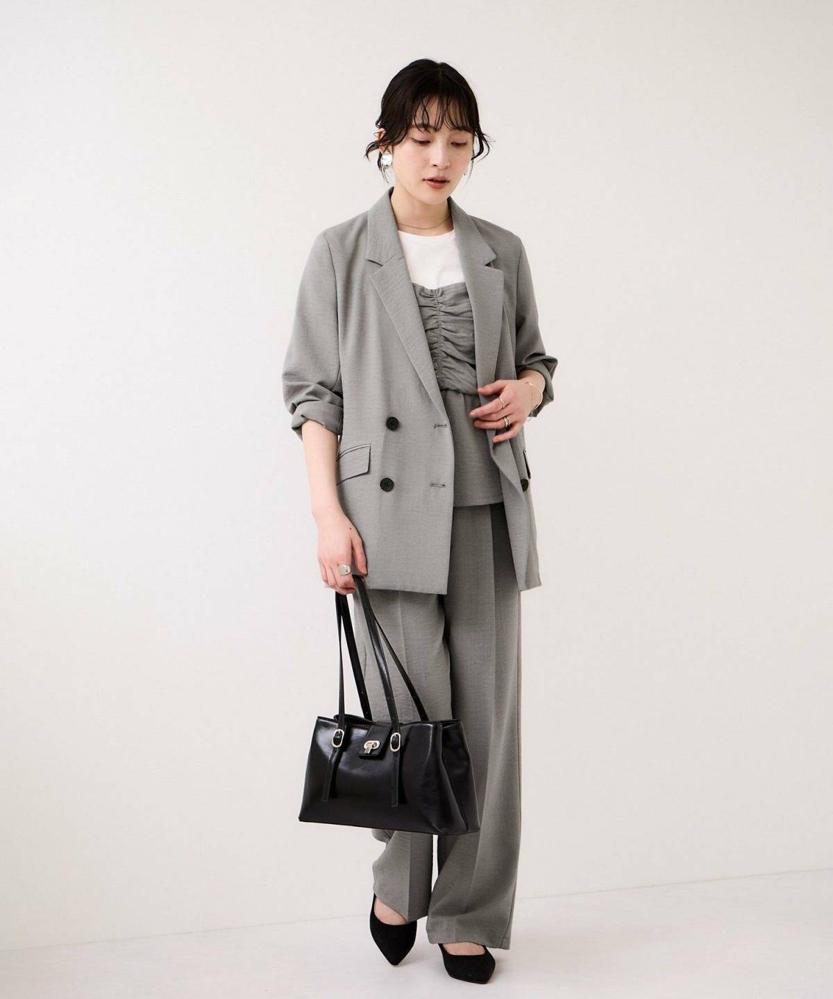 レディースのテーラードジャケットコーデ ワントーン