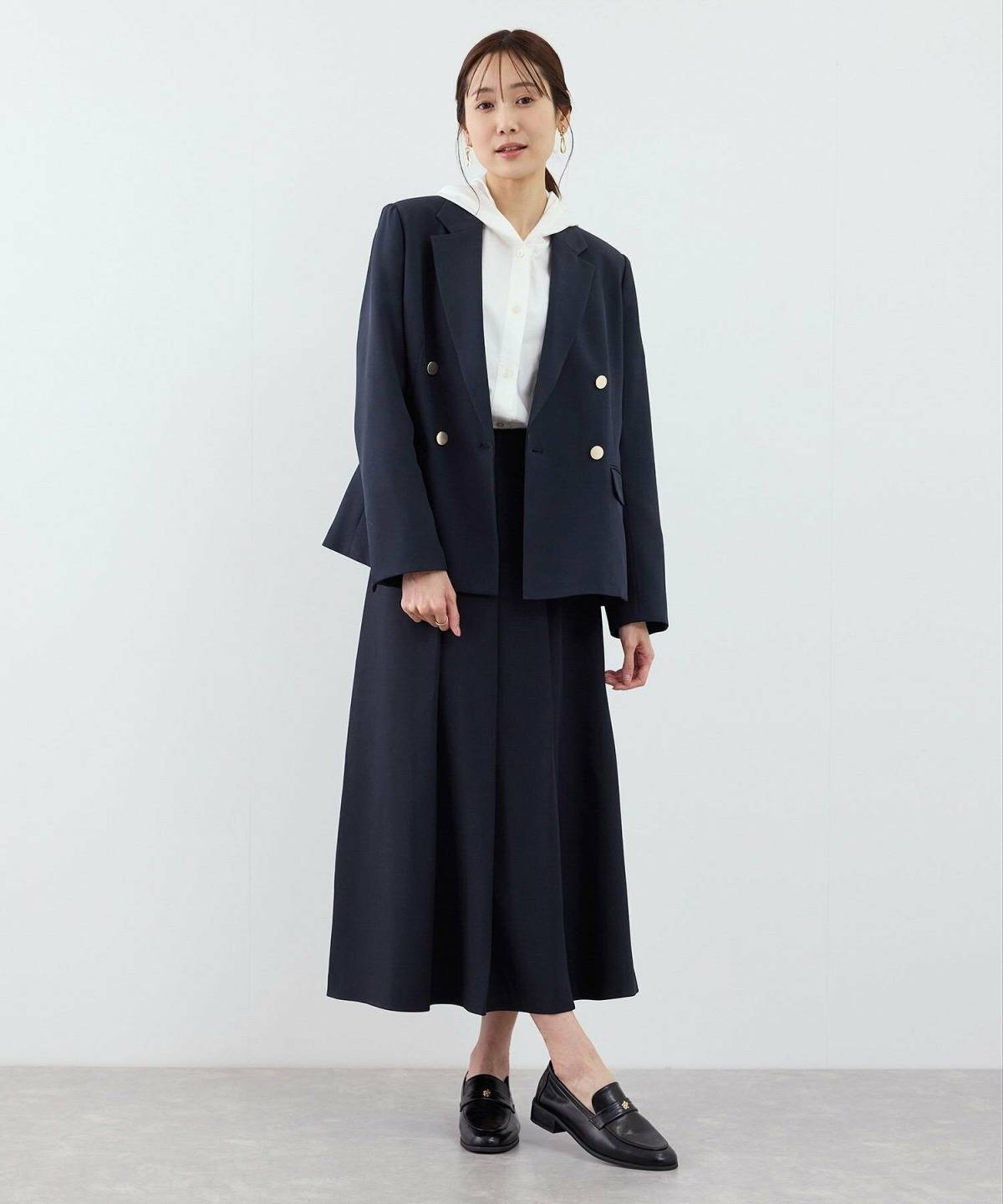 レディースのテーラードジャケットコーデ フレアスカート パーカー