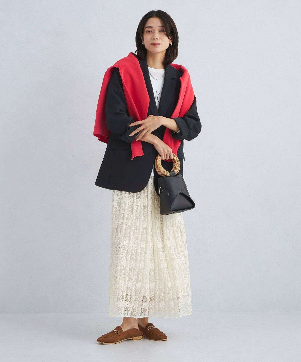 レディースのテーラードジャケットコーデ レーススカート