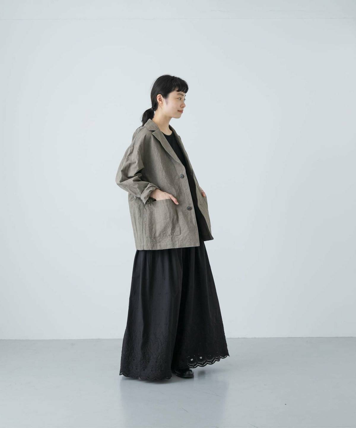 レディースのテーラードジャケットコーデ 黒ワンピース