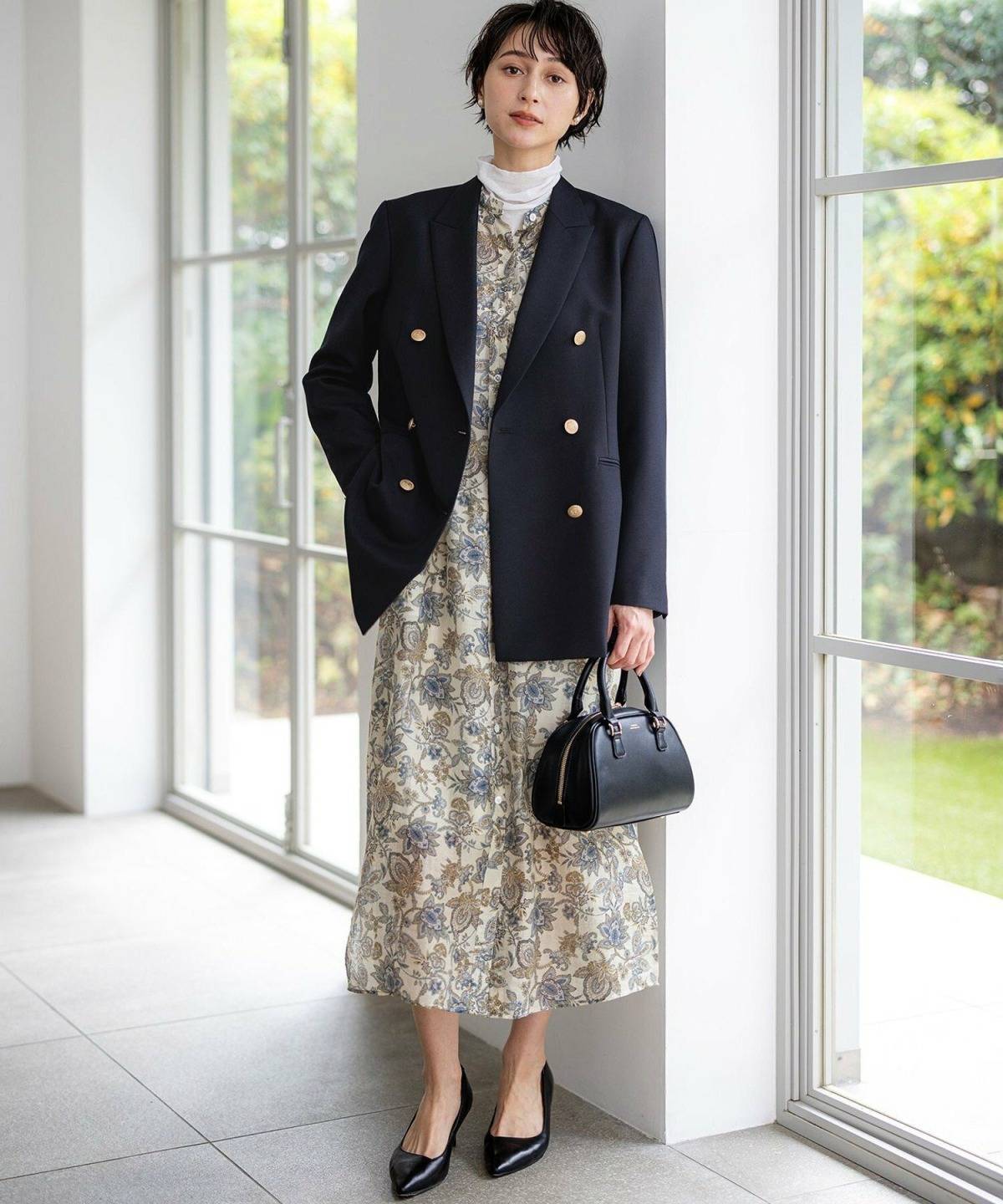 レディースのテーラードジャケットコーデ 花柄ワンピース