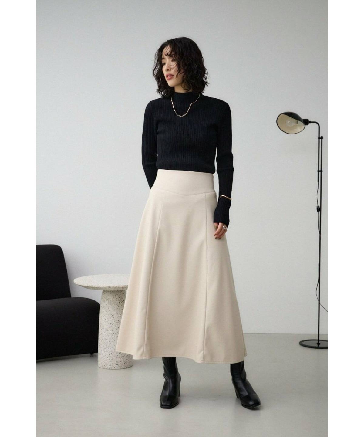 白スカート冬コーデ レザー 黒トップス