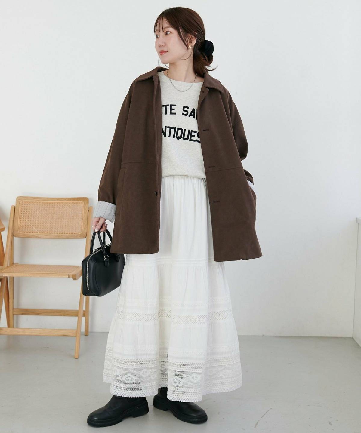 白スカート冬コーデ ロゴスウェット