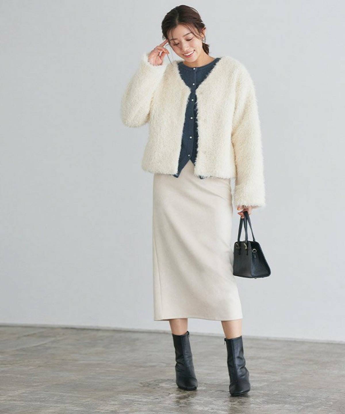 白スカート冬コーデ ファーアウター