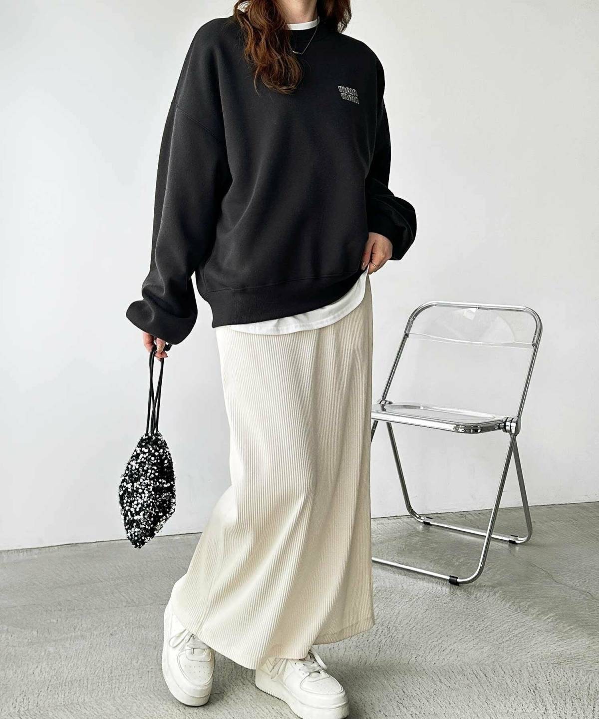 白スカート冬コーデ スウェット スニーカー