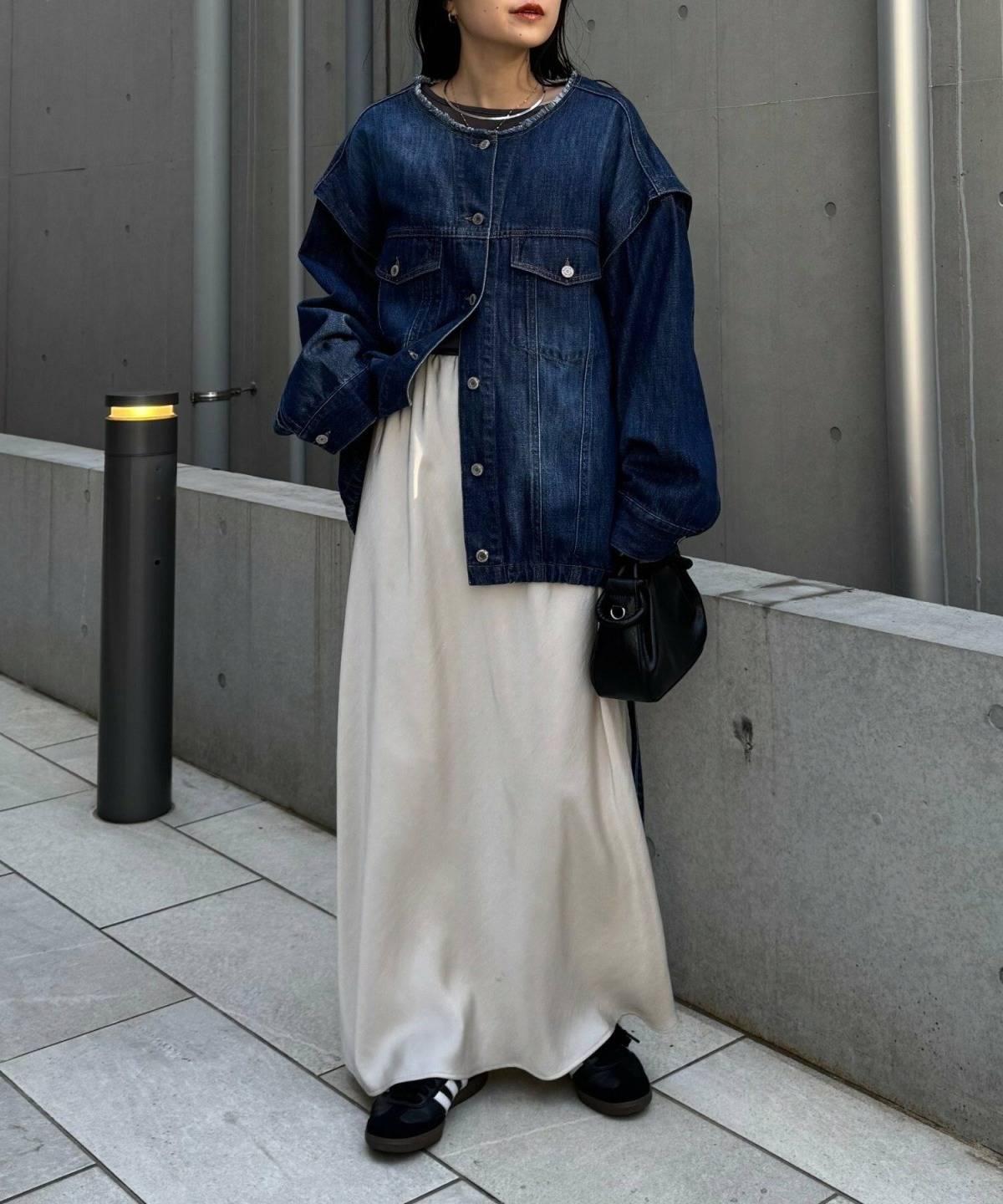 白スカート冬コーデ デニムジャケット