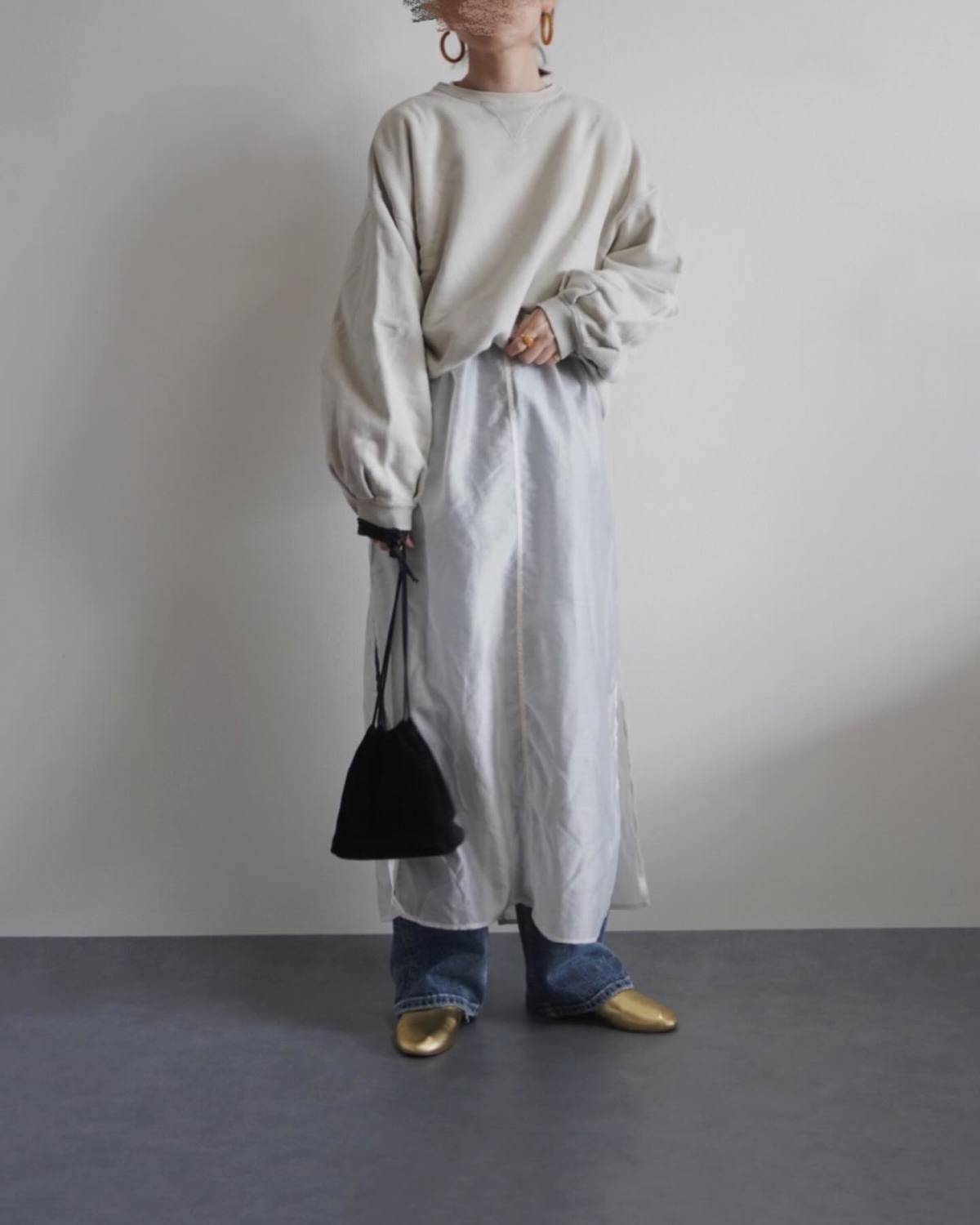 スウェット×シャツワンピースの重ね着が◎