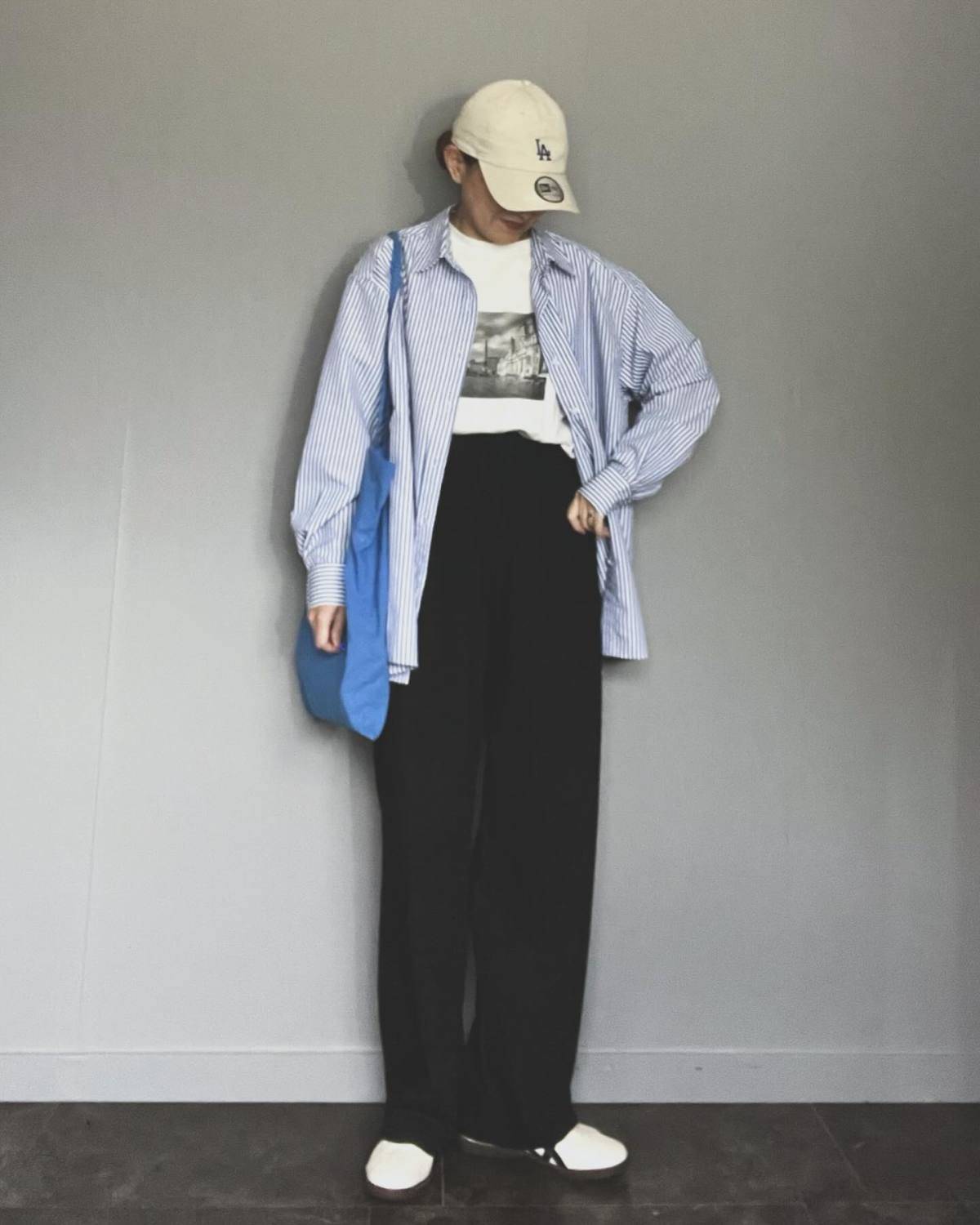 プリントTシャツ×ストライプ柄シャツ