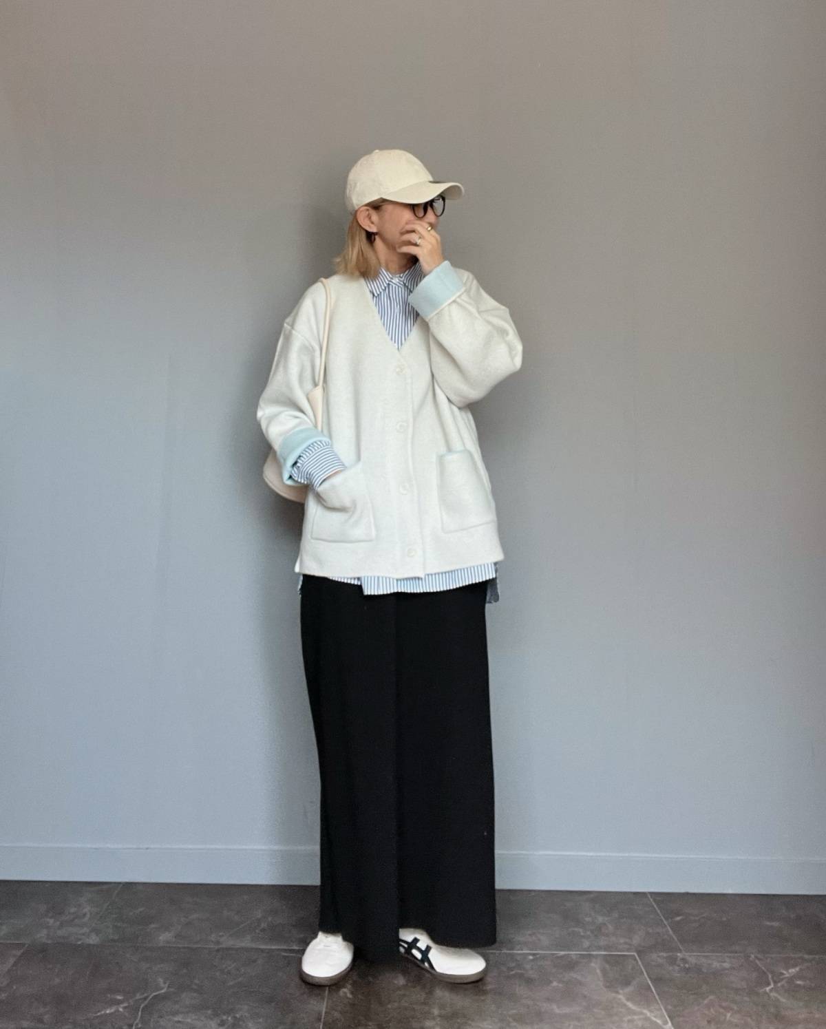 ストライプ柄のシャツ×Vネックカーディガン