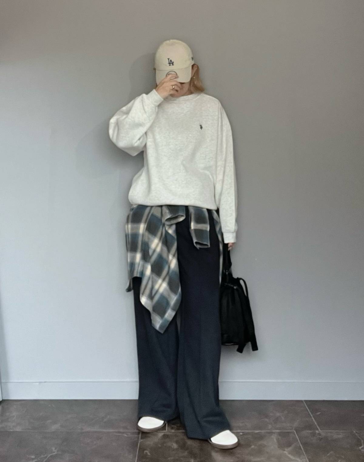 チェック柄のシャツを腰巻きする♪