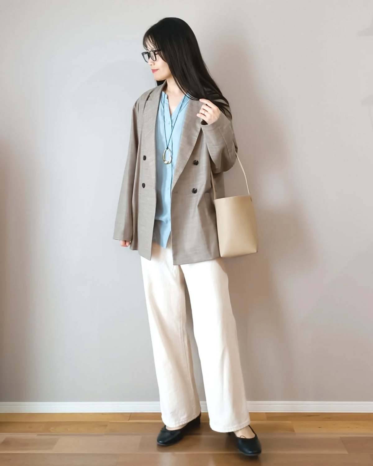 Vネックブラウス×ジャケット