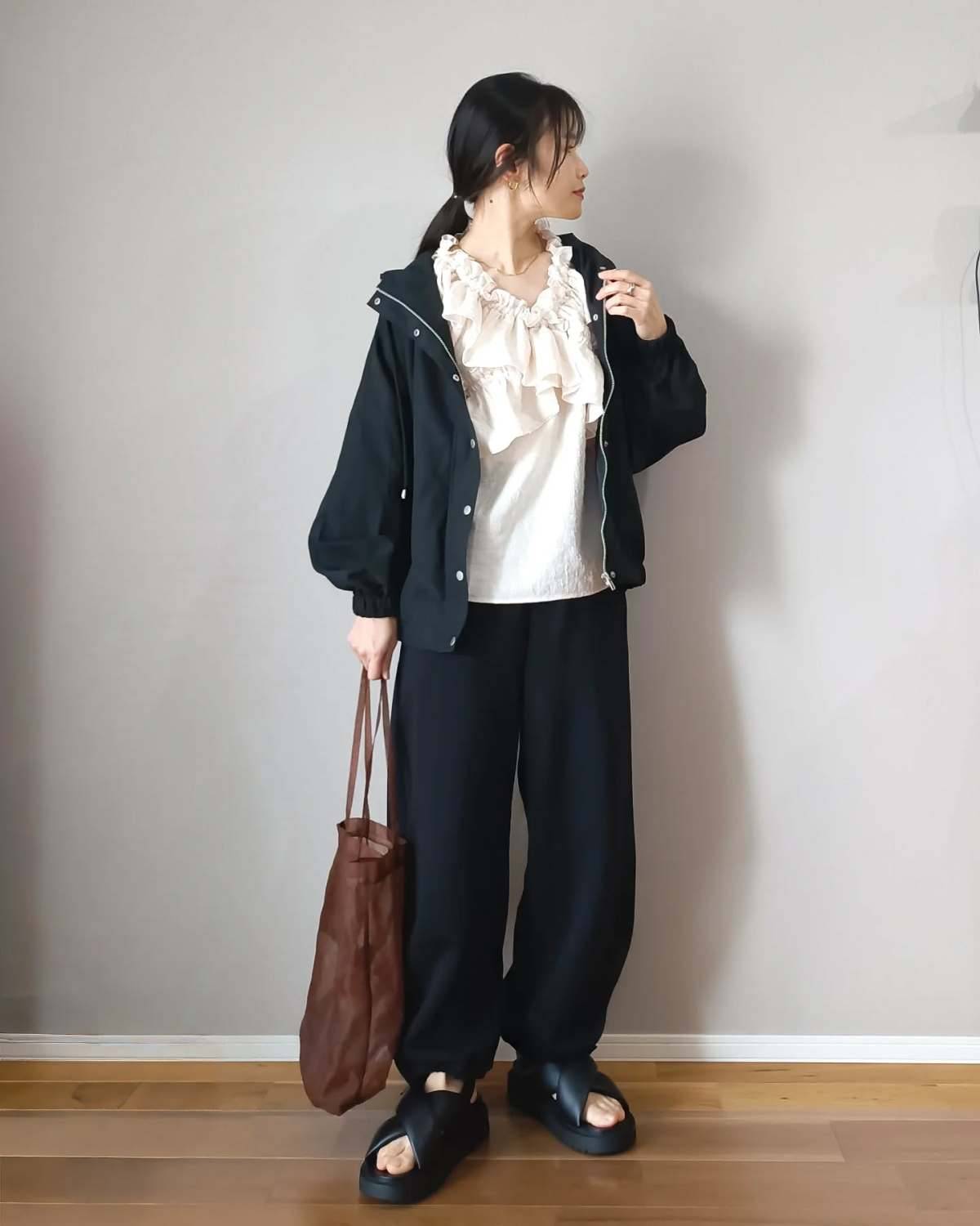 フリルブラウス×スウェットパンツのMIXコーデ