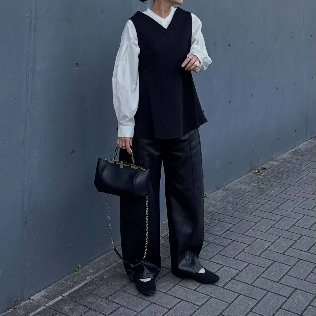 ブラウス×ベストの重ね着が◎