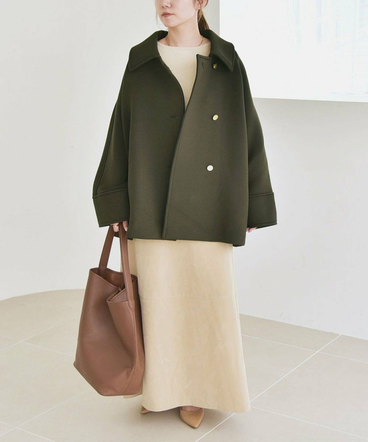 3月の東京コーデ 白ワンピース×カーキ色コート