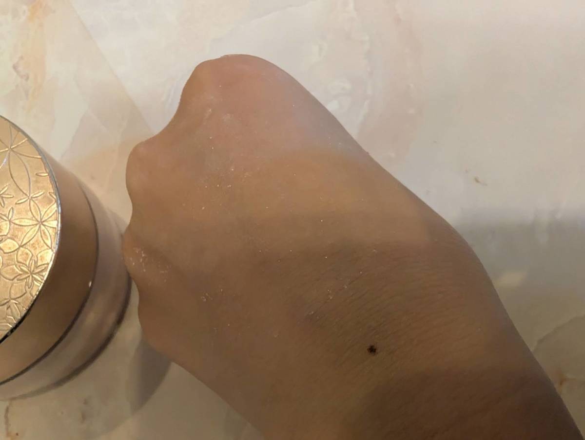 コスメデコルテ フェイスパウダーを手に塗ったところ