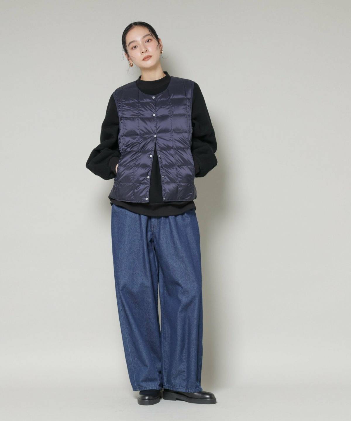 ダウンベストのレディースコーデ デニムパンツ