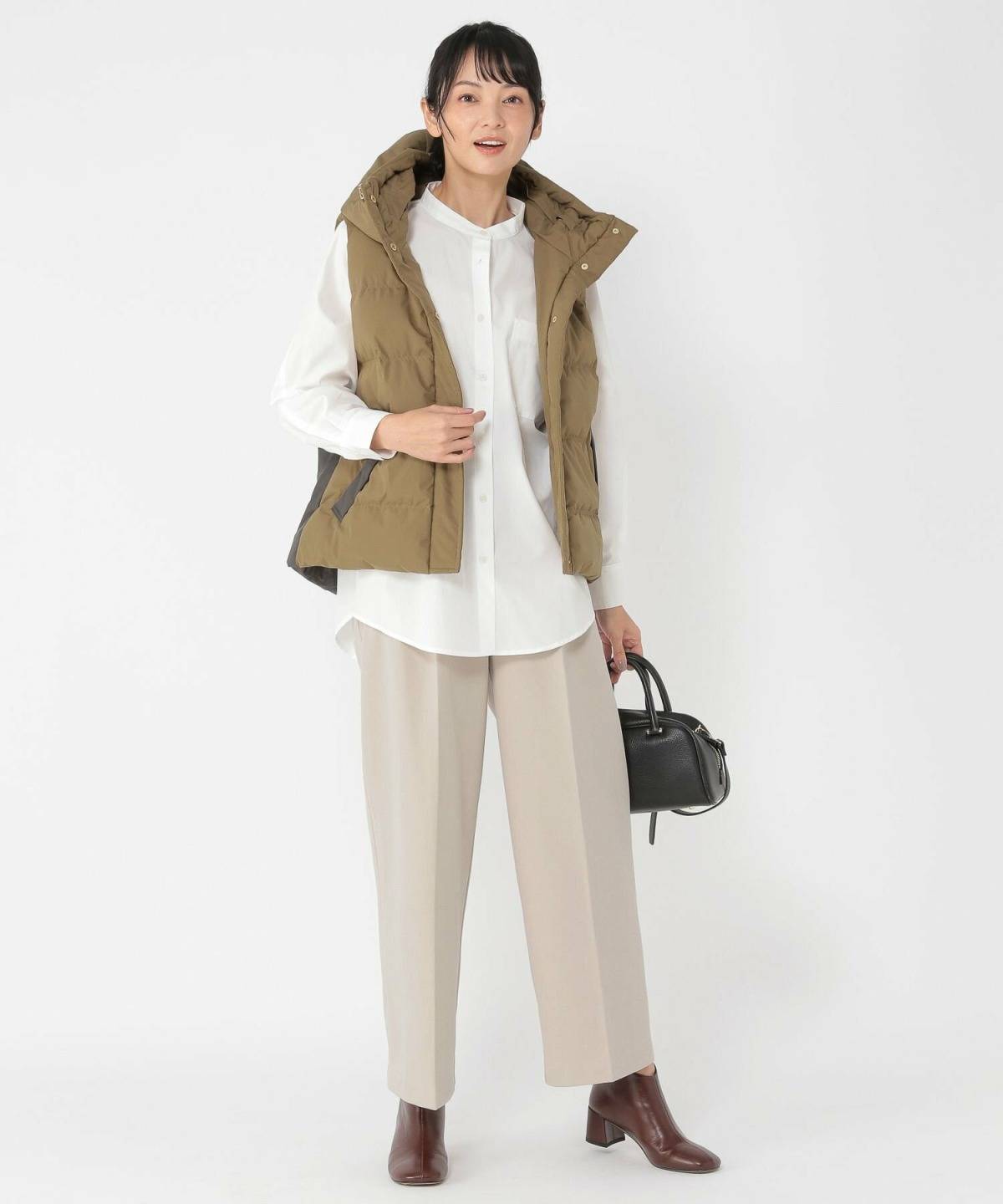 ダウンベストのレディースコーデ センタープレスパンツ シャツ