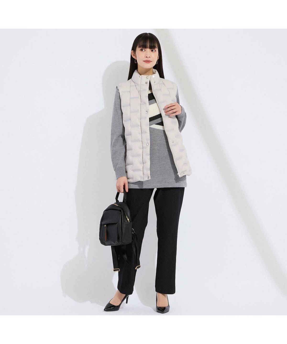 ダウンベストのレディースコーデ モノトーン グレーニット テーパードパンツ