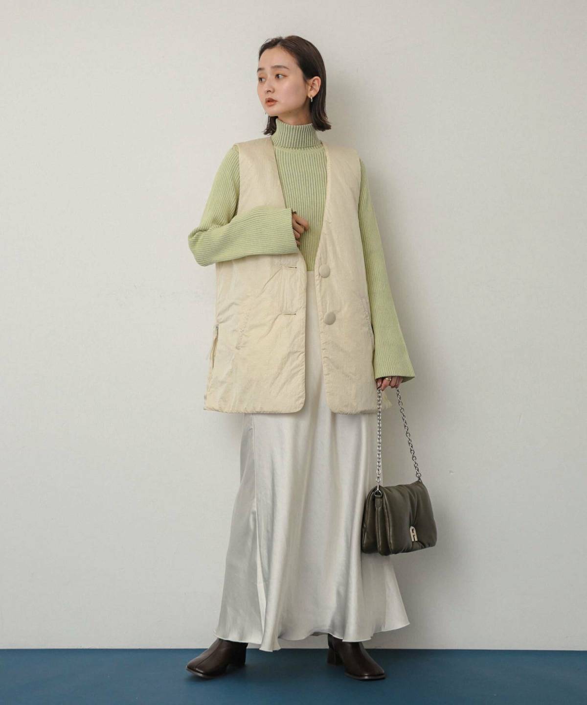 ダウンベストのレディースコーデ フレアスカート