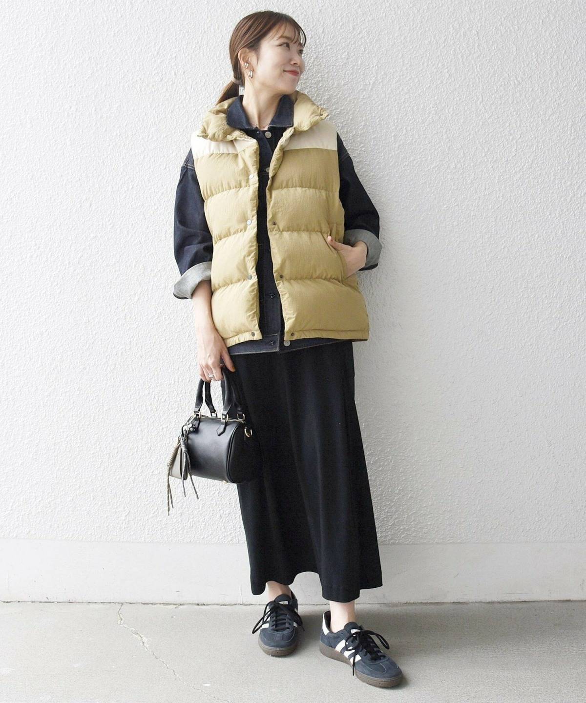 ダウンベストのレディースコーデ デニムジャケット タイトスカート
