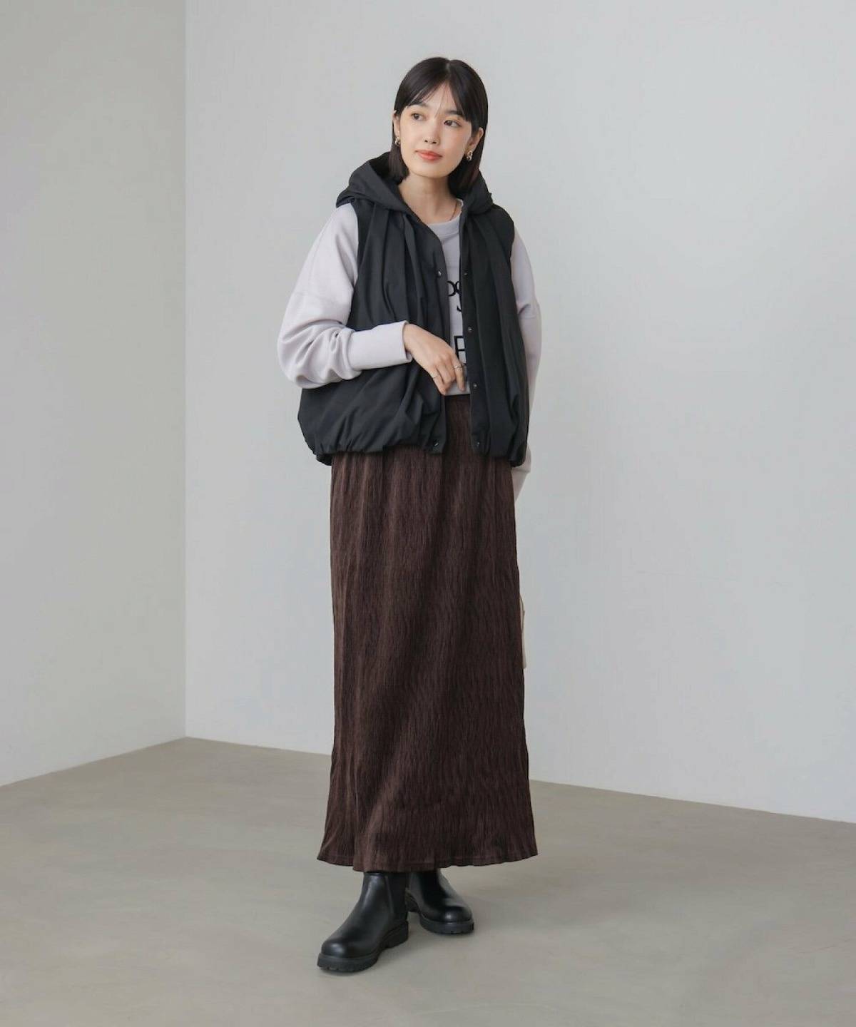 ダウンベストのレディースコーデ ロングスカート