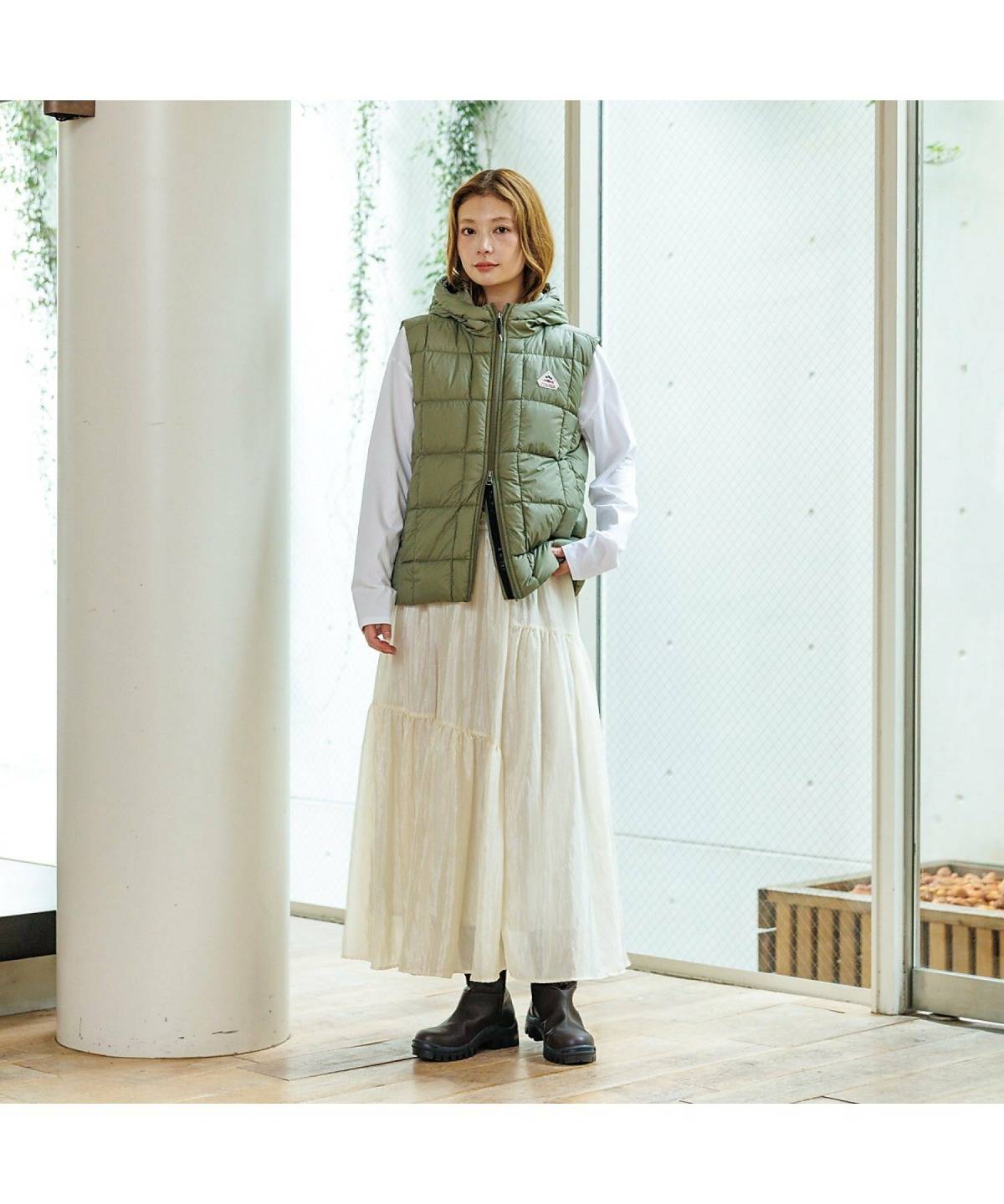 ダウンベストのレディースコーデ ティアードスカート