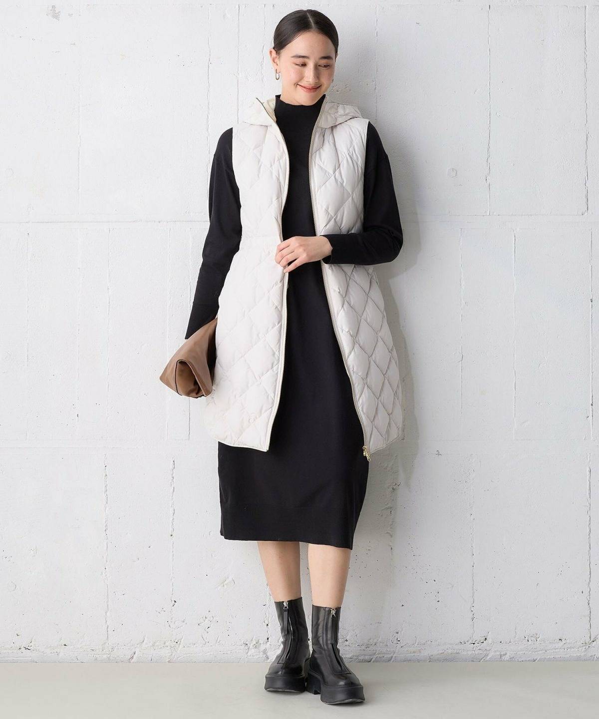 ダウンベストのレディースコーデ きれいめワンピ