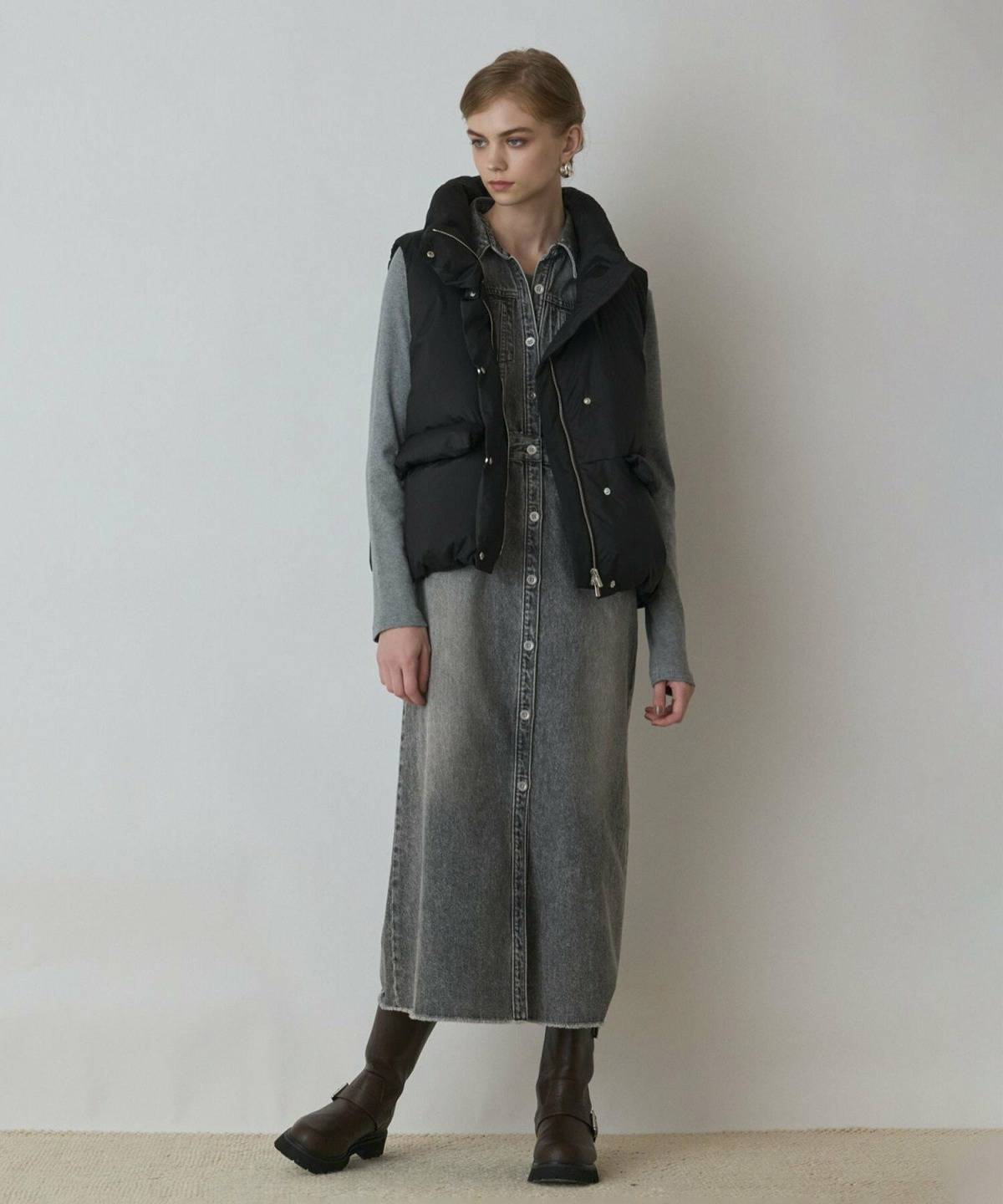 ダウンベストのレディースコーデ デニムワンピース