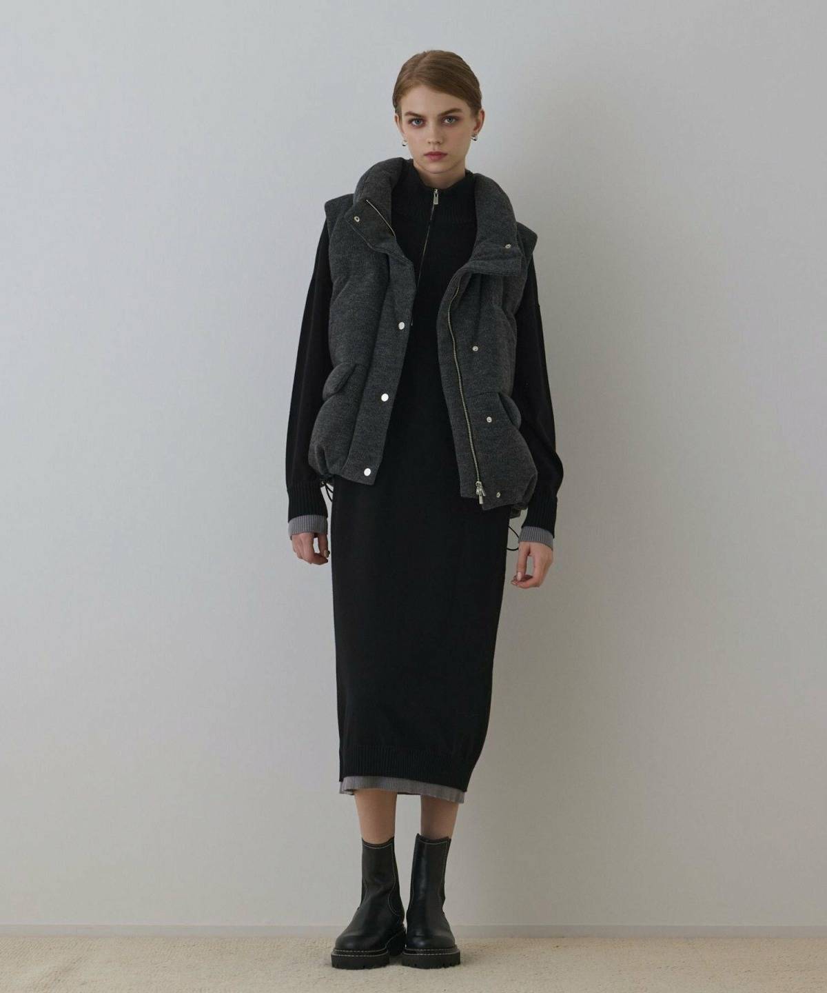 ダウンベストのレディースコーデ 黒ワンピース