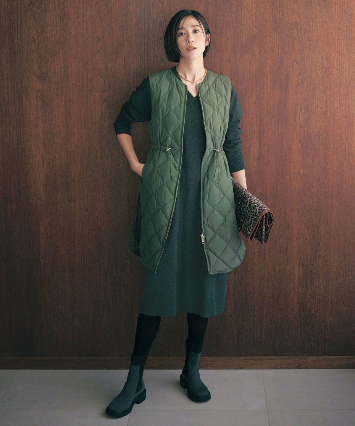 ダウンベストのレディースコーデ ニットワンピース